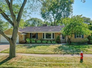 15 N Edgewood Dr, Grosse Pointe Shores, MI 48236