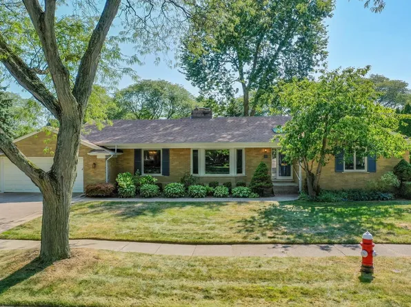 15 N Edgewood Dr, Grosse Pointe Shores, MI 48236