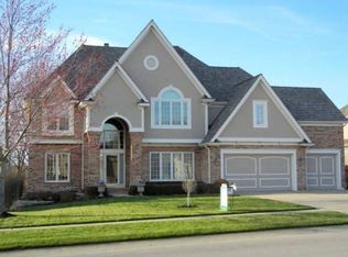 8012 Clearwater Dr, Parkville, MO 64152