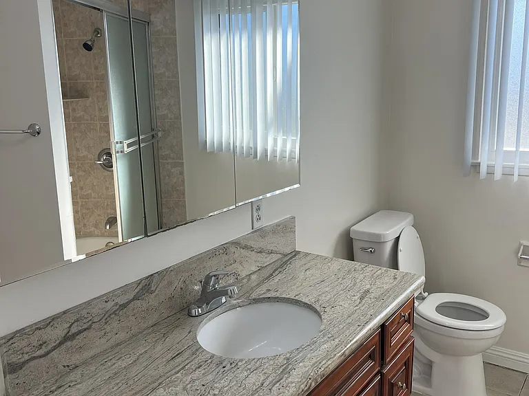 401 W Grand Ave #C — Photo 11
