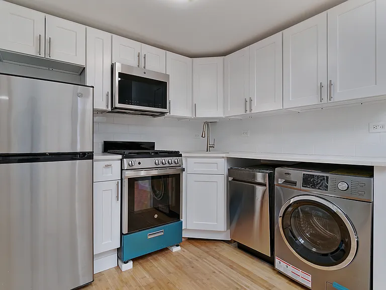 350 W 47th St #Penthouse 5A — Photo 4