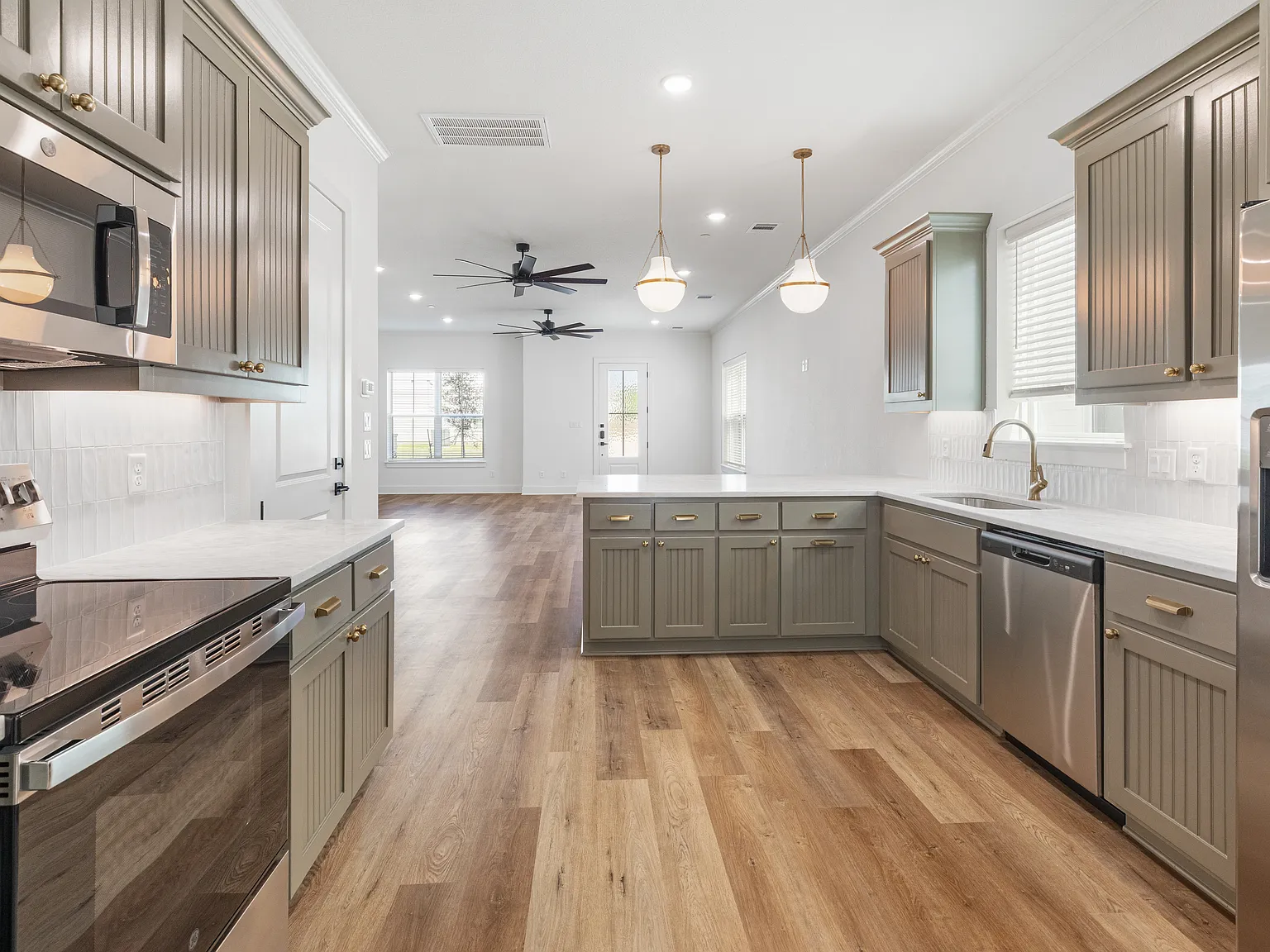 5 bed, 5.5 bath, 2800 sqft, $6,500 — Photo 3