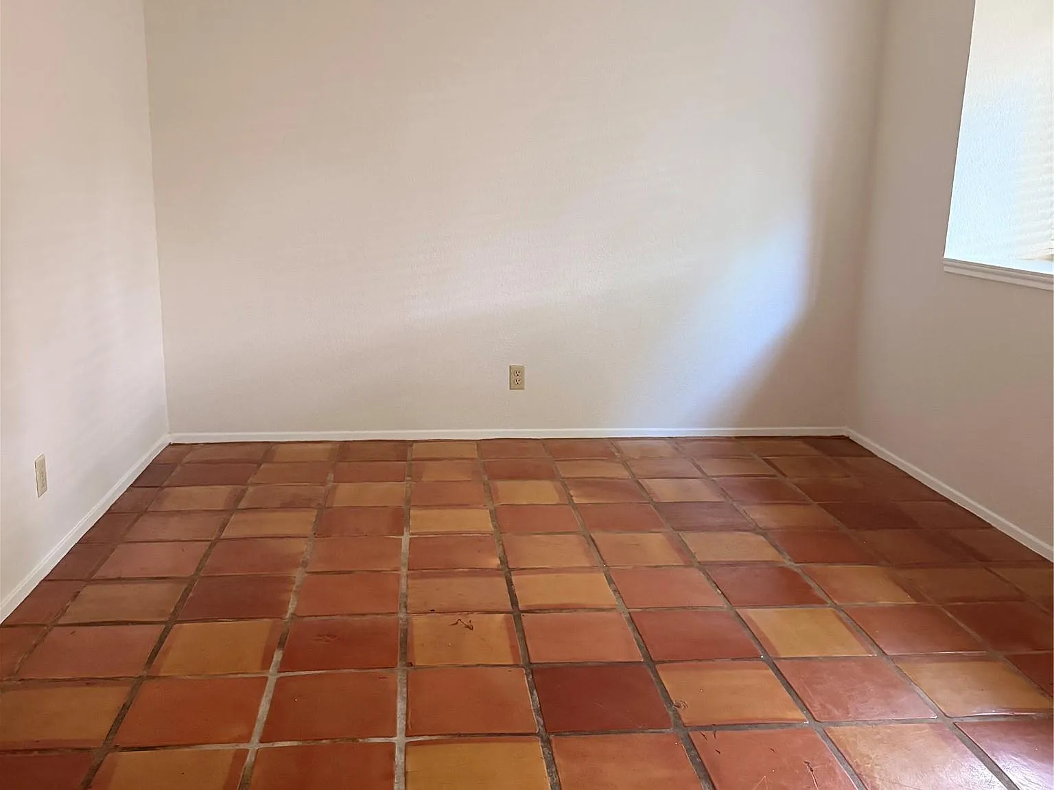 3 bed, 2.0 bath, 1812 sqft, $2,000 — Photo 2