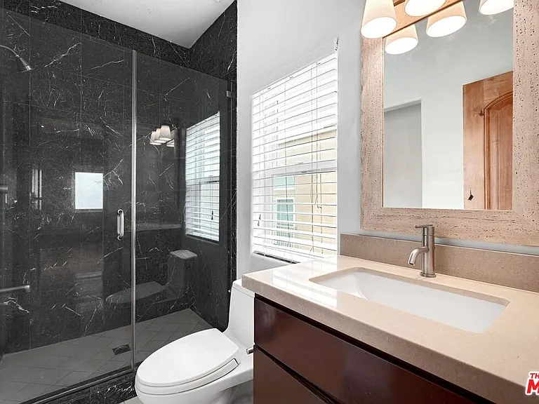 1743 S Barrington Ave — Photo 23