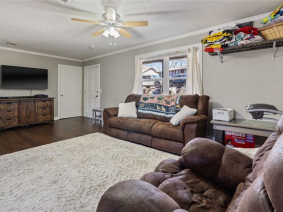 5th image of 40 Leicester Dr