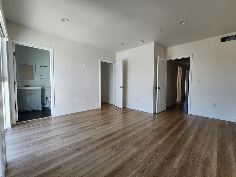 1147 N Kenmore Ave — Photo 19