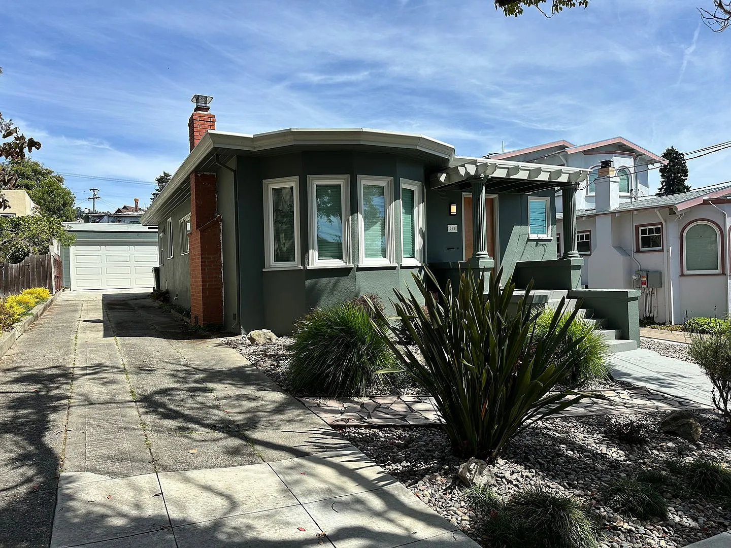 Charming 2BR Berkeley Home with Updated Kitchen, Garage & Backyard — Photo 2