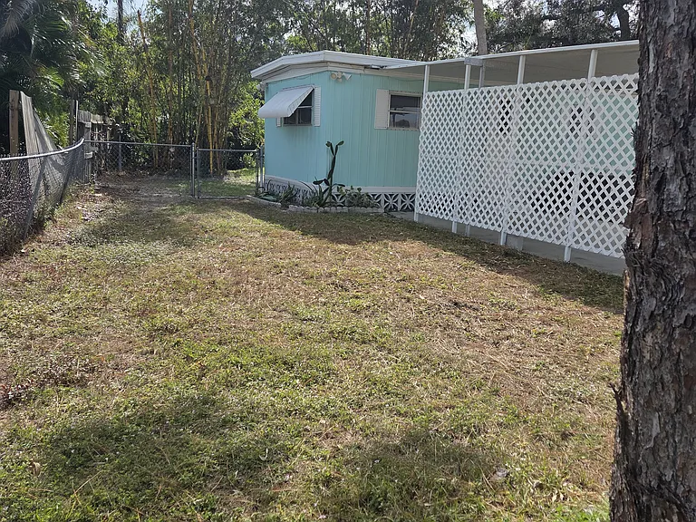 300 Pinewood Ave — Photo 5