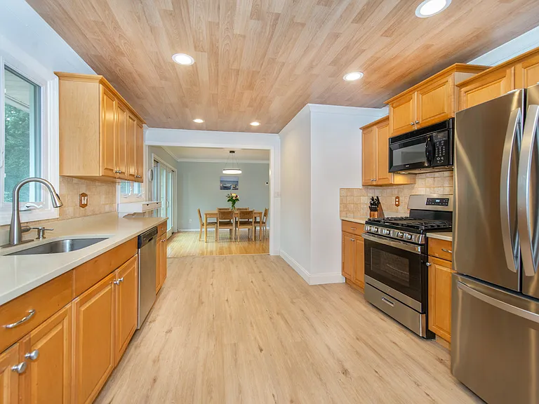 22 Roosevelt Ave — Photo 10