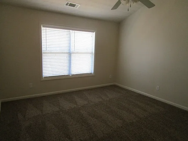 5 bed, 3.5 bath, 2750 sqft, $2,690 — Photo 4