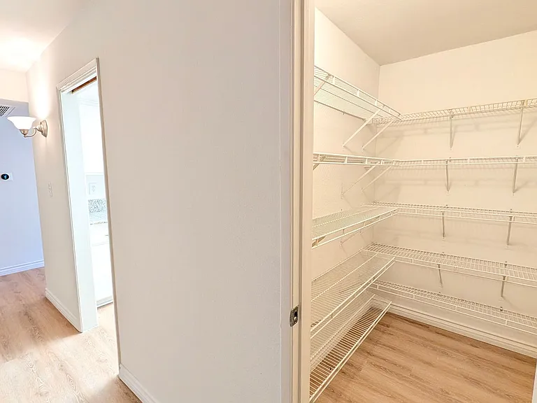 Chateau Lamont Apartments — Photo 4