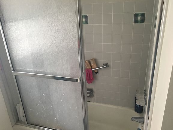 bathroom 1 tub/shower