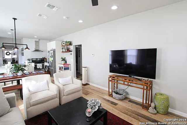 711 W Lullwood Ave — Photo 9