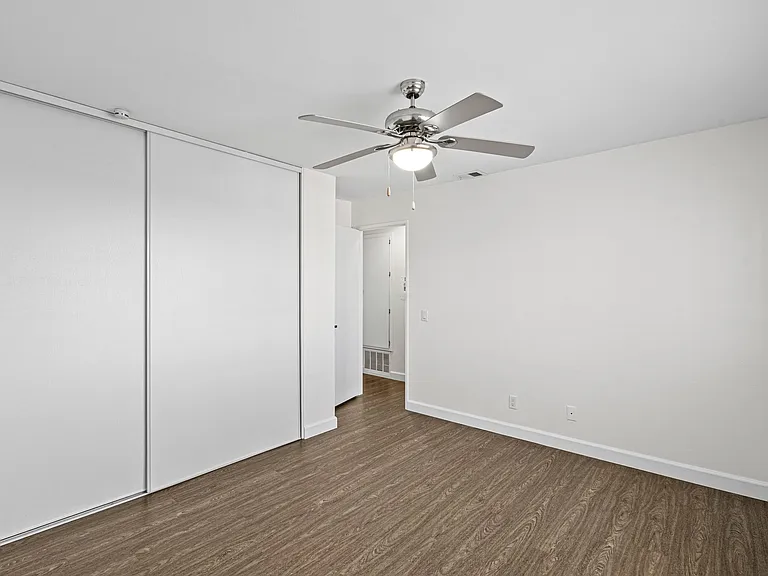 Summer House Apartments — Photo 32