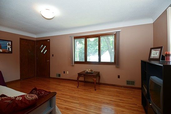 2nd image of 420 Gentry Ave N