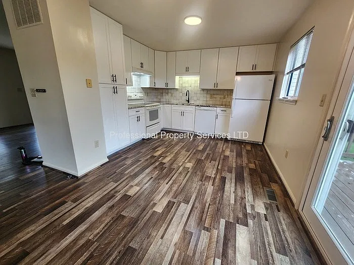 4 bed, 2.5 bath, 2100 sqft, $2,950 — Photo 2