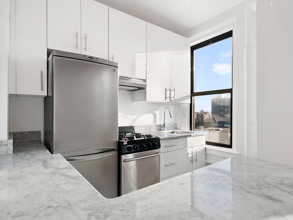 2nd image of 301 E 21st St APT 14D