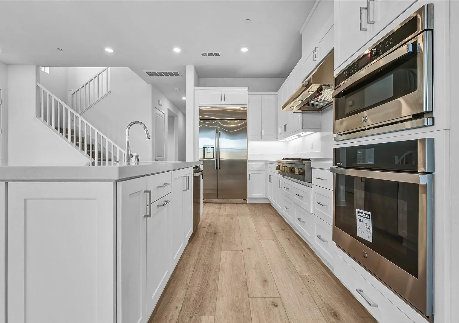 Large Modern Town Home with Oversize Backyard Guarded Luxury Neighborhood — Photo 3