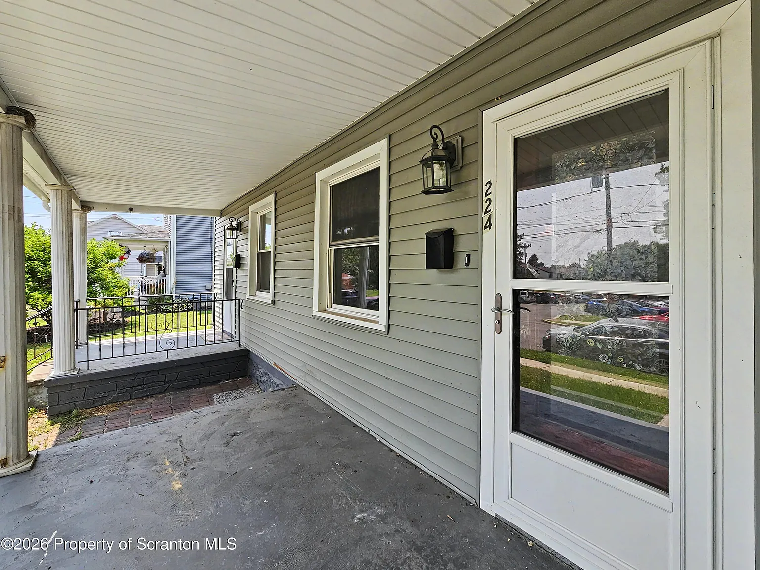 3 bed, 1.0 bath, 1140 sqft, $1,375 — Photo 2