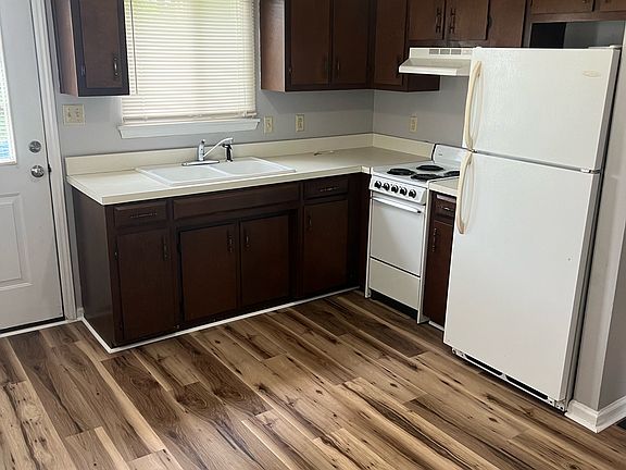 5th image of 204 Evergreen Dr APT C