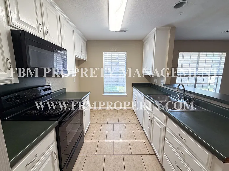 2702 Boyd St — Photo 7