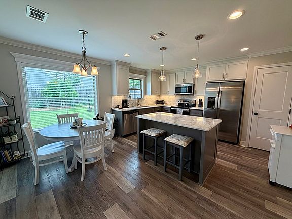 4th image of 411 Falcon Way