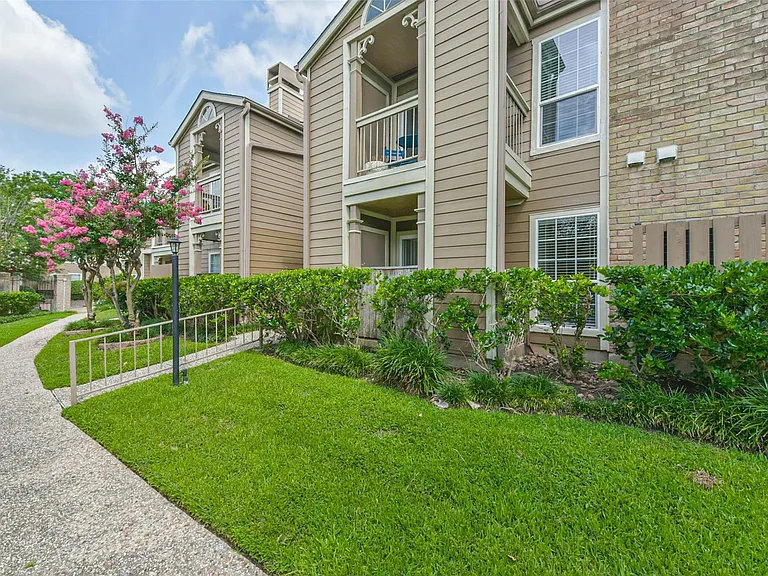 1860 White Oak Dr #245 — Photo 23