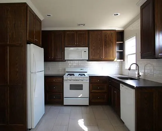 1717 S Lewis Ave — Photo 2