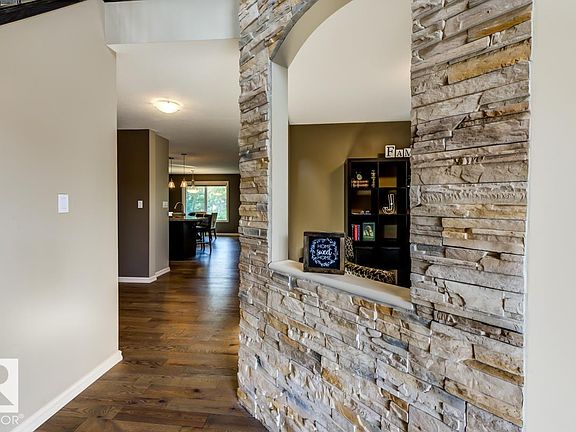 5th image of 854 Chahley Way NW