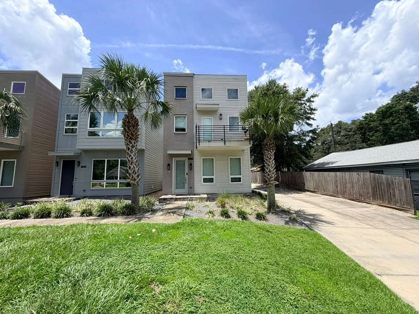 Midtown Luxury Living! Walk to Restaurants, Coffee, Shops & More — Photo 1