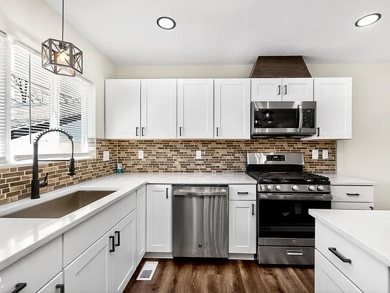 5625 Gateway Dr — Photo 3