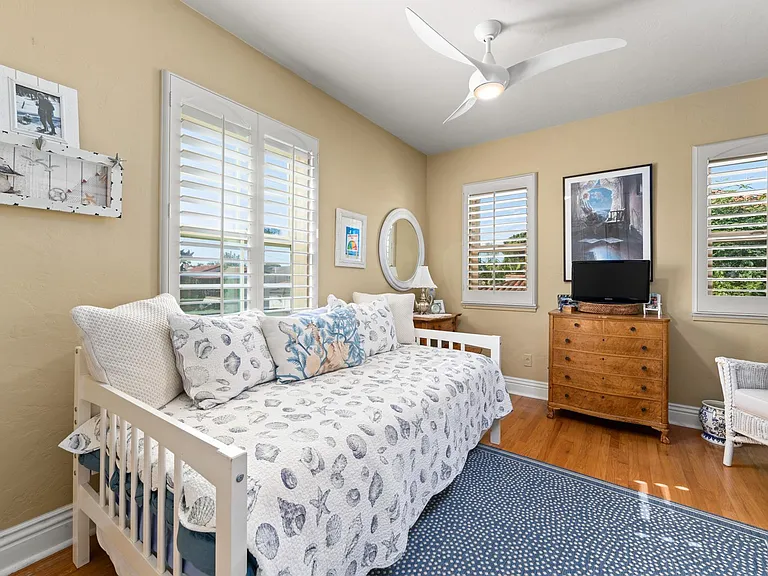 Bedroom 3 with daybed
