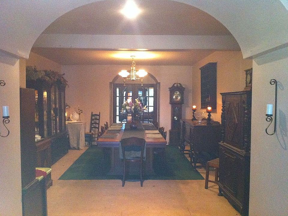 Dining room.