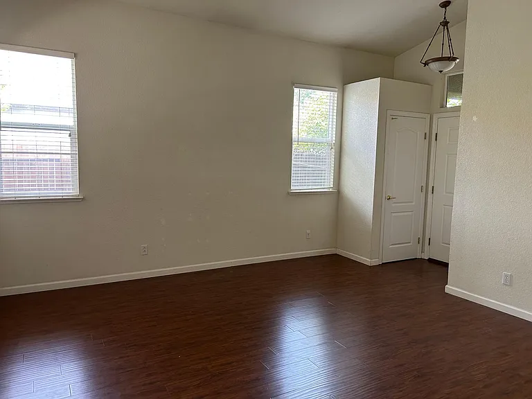 557 Kilsyth Ct — Photo 4