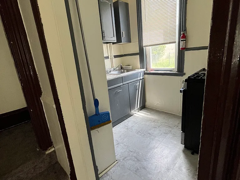 810 Park Ave — Photo 6