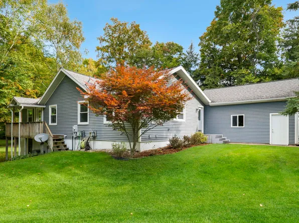 711 Brakel Point Dr, Traverse City, MI 49685