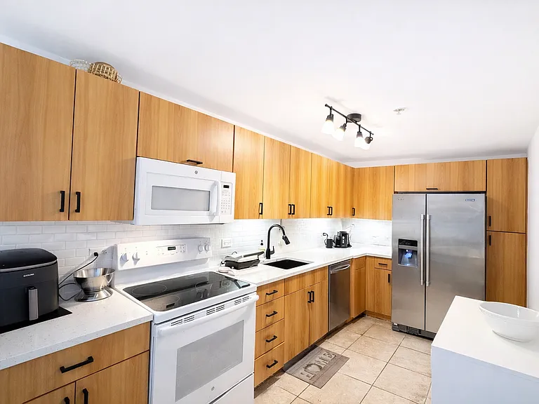 7501 E Treasure Dr #7 — Photo 5