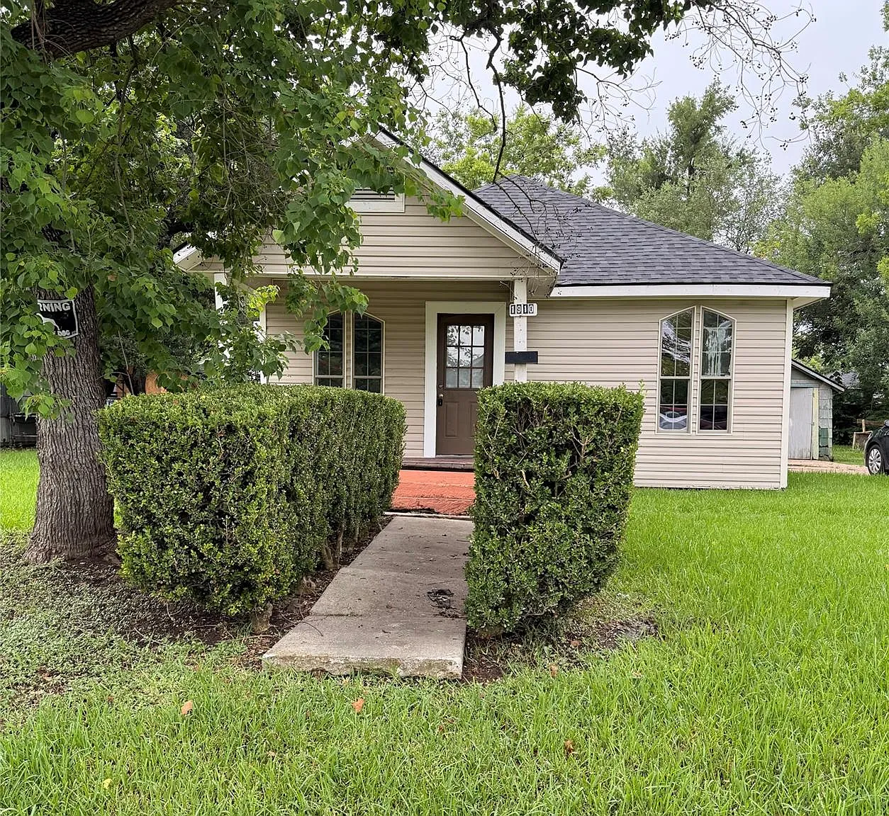 3 bed, 1.0 bath, 858 sqft, $1,350 — Photo 1