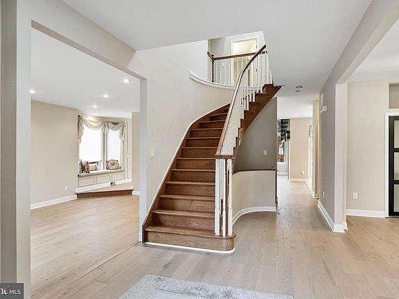 4th image of 2 Shingle Oak Dr