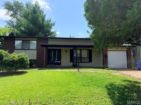 2350 Palm Dr, Florissant, MO 63031