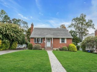 4 Timber Rd, Glen Cove, NY 11542