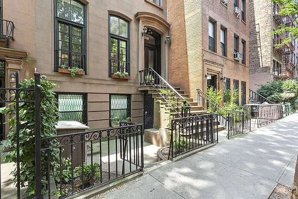 Rented by Compass | media 25