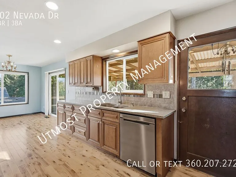 802 Nevada Dr — Photo 6