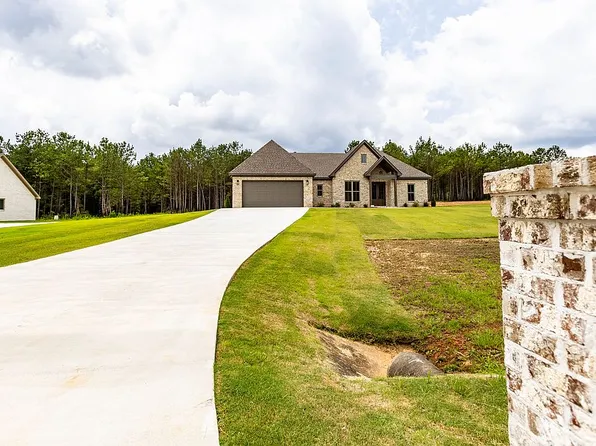 202 Hidden Lake Dr, Tallassee, AL 36078