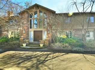 75 Woodburn Dr, Moreland Hills, OH 44022