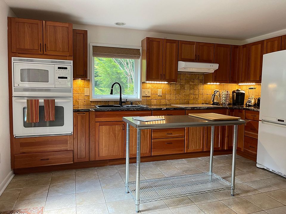 Ceramic Cook-top with External Vent Hood, Spice Rack, Built-in Microwave & Oven, Double Sink, Waste Disposal, Lazy Susan, Fridge-Freezer with Ice Maker, Under Counter Lighting, Tiled Floor, Keurig, Blender, Kettle, Toaster