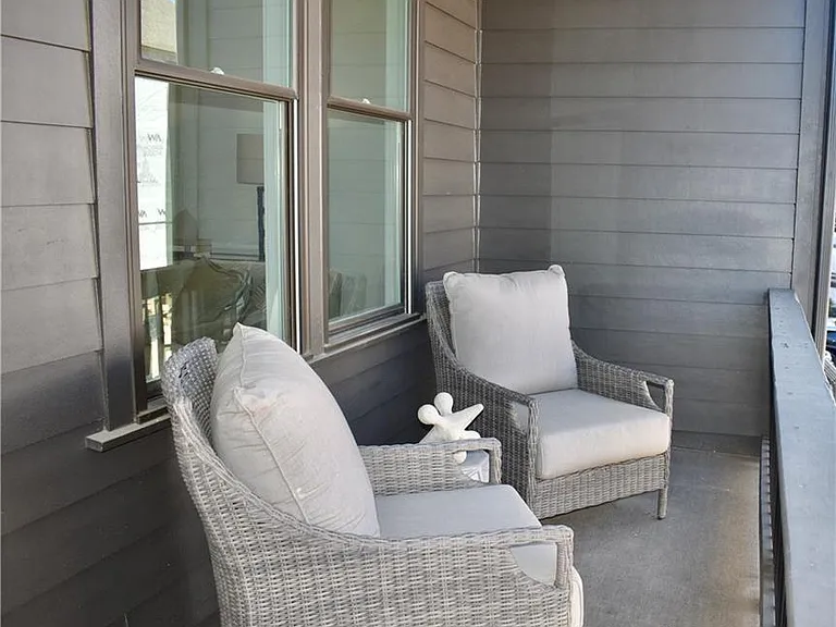 655 Beacon Dr — Photo 9
