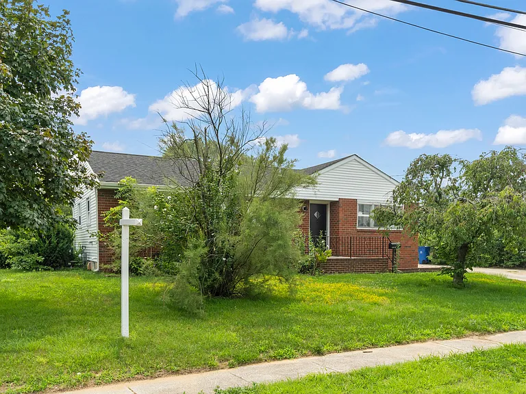 615 Fairmount Dr — Photo 3