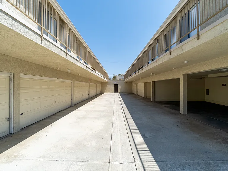Claudina Apartments — Photo 20