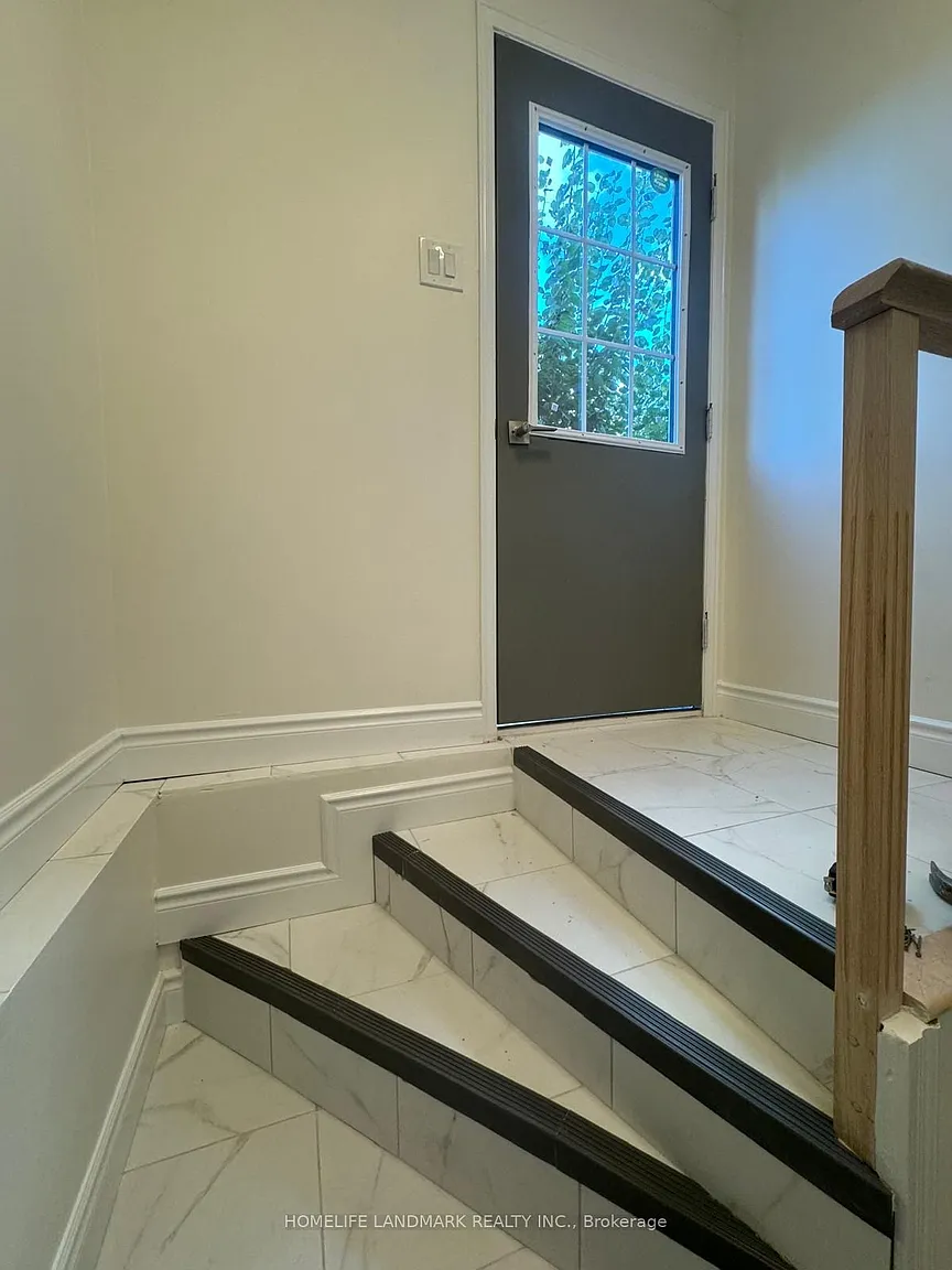 94 Houseman Cres photo 1